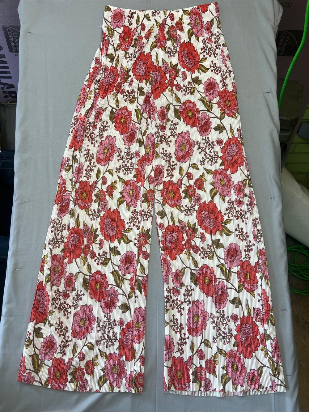 Steve Madden Cream Floral Pleated Wide-Leg Pants with Pink & Red Blooms